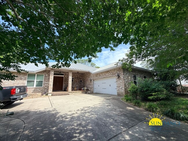 Building Photo - Beautiful Waterfront Property Near The Pallet Bar, Convenience Stores & Goofy Golf!