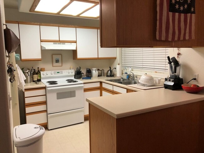 2 Bedroom, 2 Bathroom Centrally Located Condo - 2 Bedroom, 2 Bathroom Centrally Located Condo