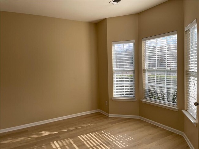 Photo - 1265 Wondering Way