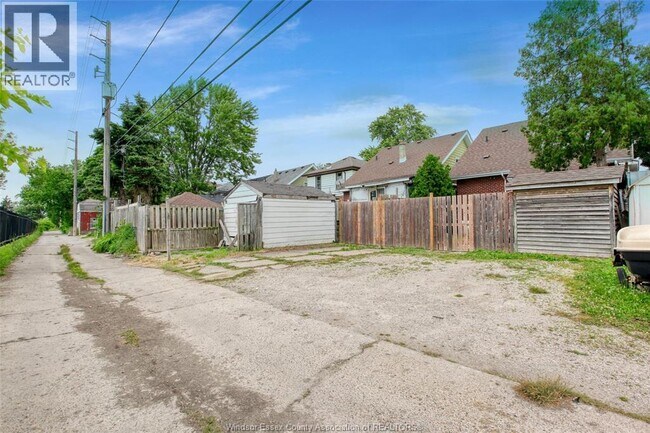 Photo - 1453 Marentette Ave