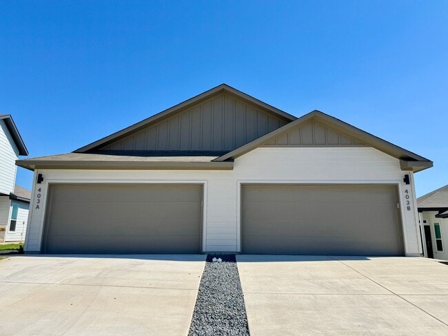 Building Photo - Stunning 3x2 Luxury Duplex in Buda, TX!