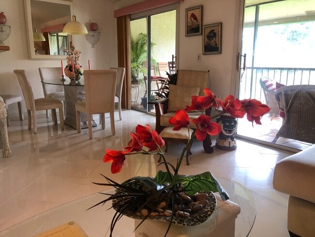 Photo - 7 Lexington Ln E Unidad F