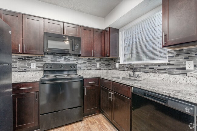 2BR, 2BA - 970SF - Kitchen