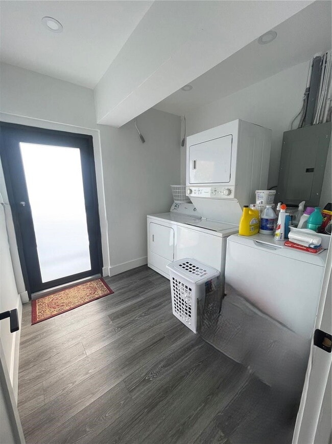 Photo - 170 W 58th St