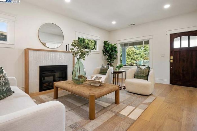 Photo - 4374 First St