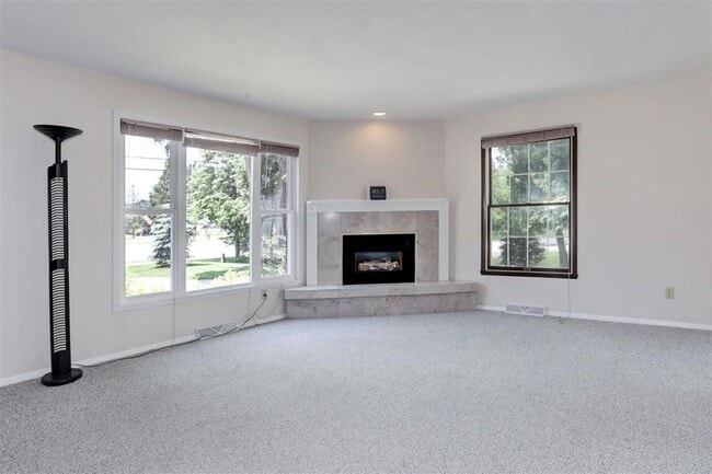 Fireplace - 1140 S Bluemound Dr Townhome