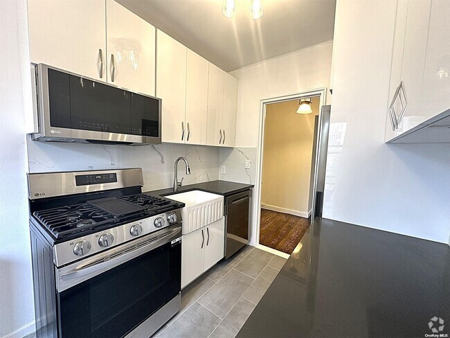 Building Photo - 98-76 Queens Blvd Unit 3A Rental