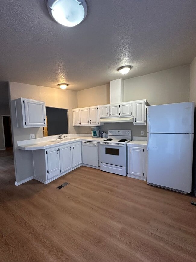 Photo - Adorable home in La Pine area, 1.5 acres fully fenced!!