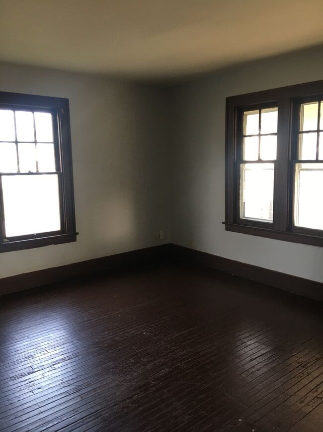 Photo - Spacious 5 Bedroom 2 Bath Home, with 2 bedrooms and bath on main level