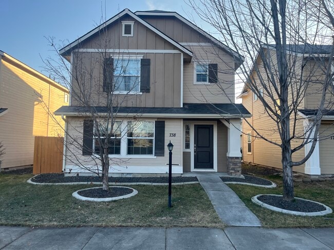 Building Photo - 738 N Carisbrooke Ave