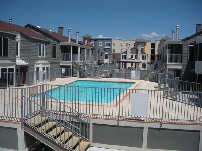 Building Photo - Orange Tree - West Campus- Beautiful 2 Bed... Rental