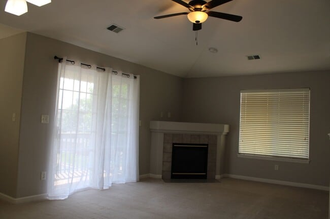 Photo - Low-Maintenance Luxury with Community Perks Unidad 710