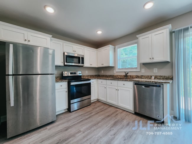 Building Photo - 3 Bed/2.5 Bath Townhome in Kannapolis!