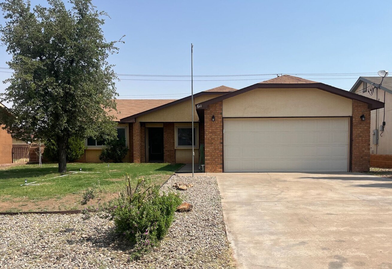 3 Bedroom, 2 Bath house with New Carpet - 3 Bedroom, 2 Bath house with New Carpet
