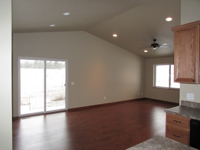 Photo - 3 BEDROOM | 2 BATH | GARAGE | NEWER TOWNHO...