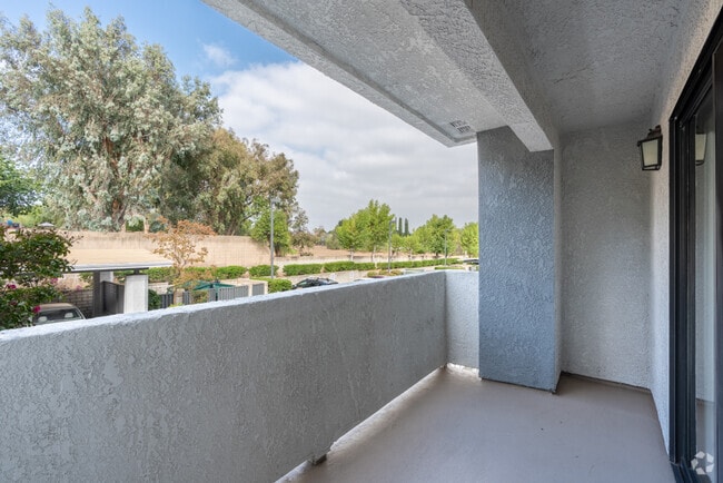 1BR, 1BA - 569SF - Balcony