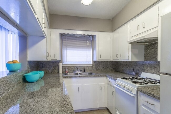 Building Photo - 1305 Memorial Dr Unit 06 Rental
