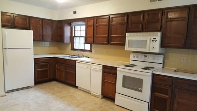 Building Photo - 3 Bedroom Townhouse Near Peaks View Park
