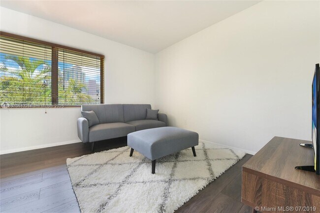 Photo - 345 Michigan Ave Unidad 17