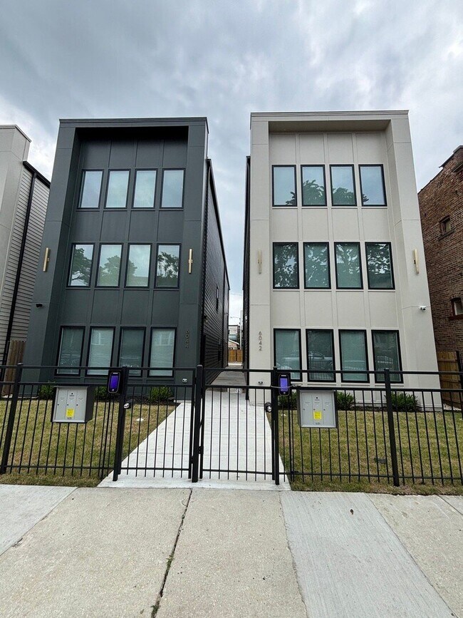 Photo - 6042 S Eberhart Ave Unidad 2