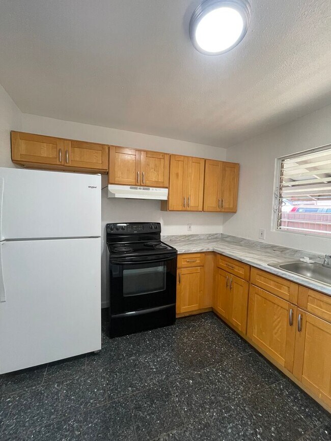 Building Photo - 3 bedroom, 2 bath, 920 sq/ft