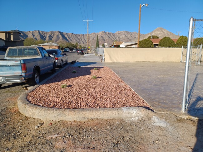 Landscaped Parking Area - 3919 Lincoln Ave Apartments