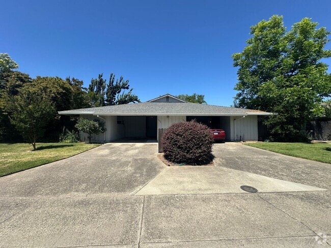 Building Photo - Two Bedroom in Great Location! Unit 1653 Rental