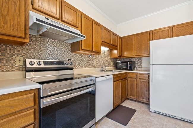 Photo - 4BR Brick Townhome in Woodcroft with Deck & Wooded Views