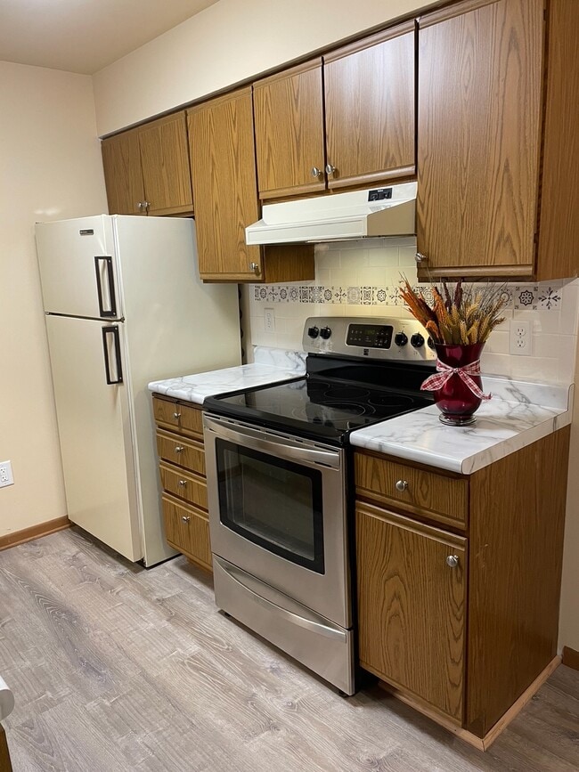 Stove/Refrigerator - S70W14965 Cornell Cir Unit 8