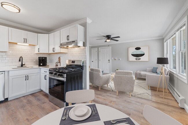 Photo - Updated 2 Bed in Lake Bluff | Parking Included | Pet Friendly | Top Schools Unidad F