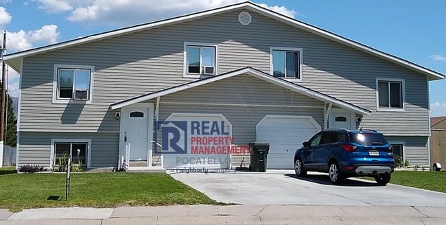 Building Photo - Updated 3 Bedroom 2 bath Townhome