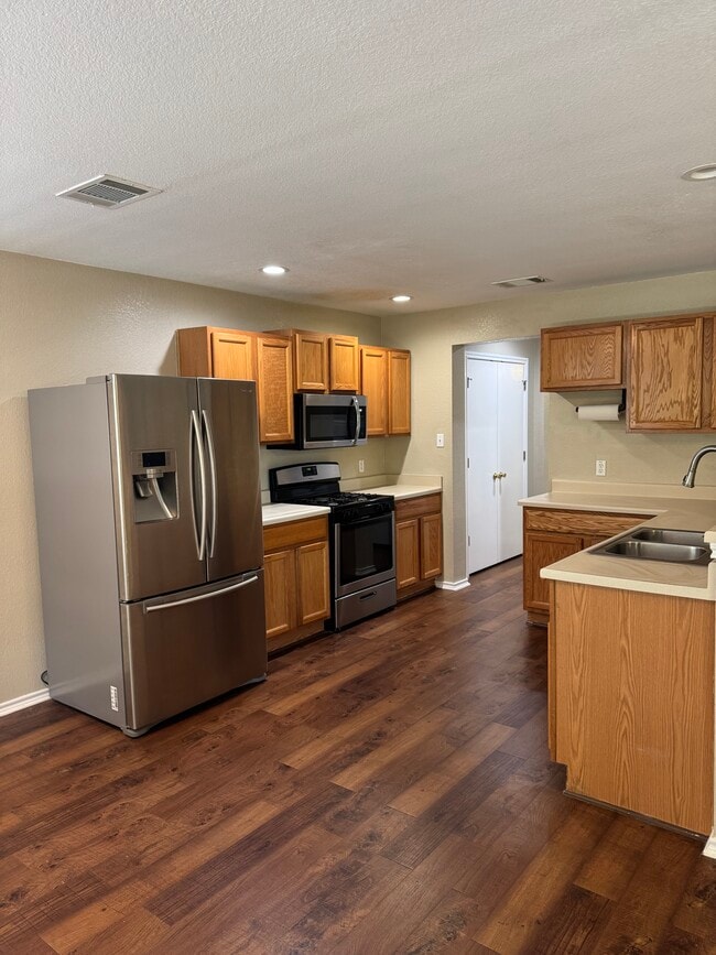 Photo - 450 Carriage Way