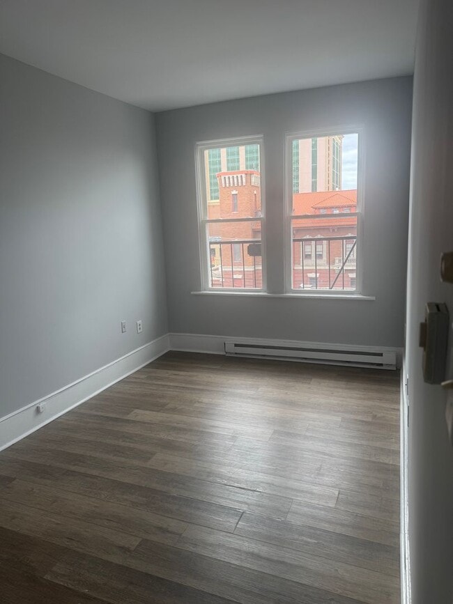 Photo - Recently Renovated 1 Bedroom Apartment -- ... Unidad 406