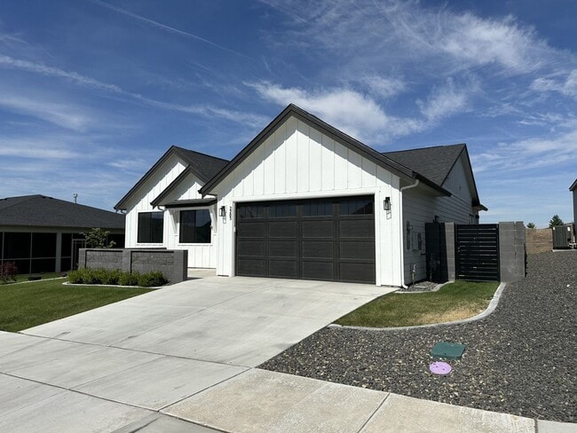 Photo - Luxury 4-Bed, 3-Bath Custom Home for Lease – 1,806 sq ft in South Richland