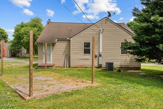 Photo - Newly Renovated Alcoa Cottage!!