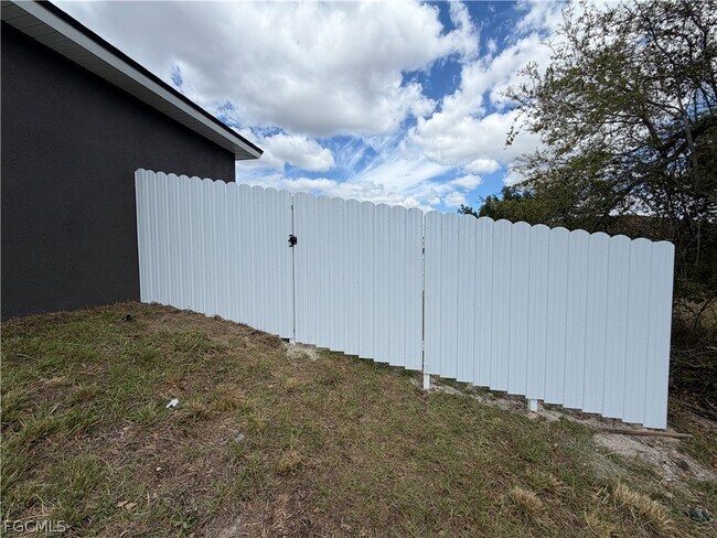 Photo - 723 Ivan Ave S