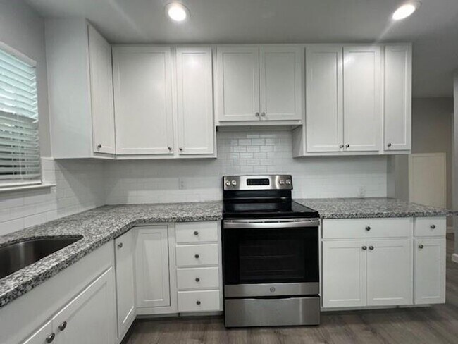 Building Photo - 304 N Oak St Unit south