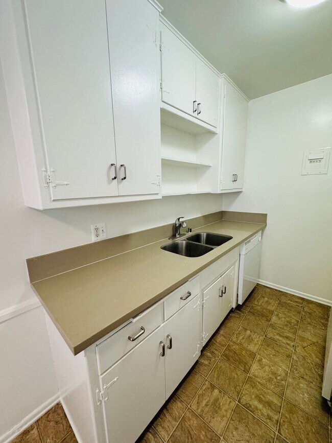 Photo - 600-817 N LAS PALMAS AVE