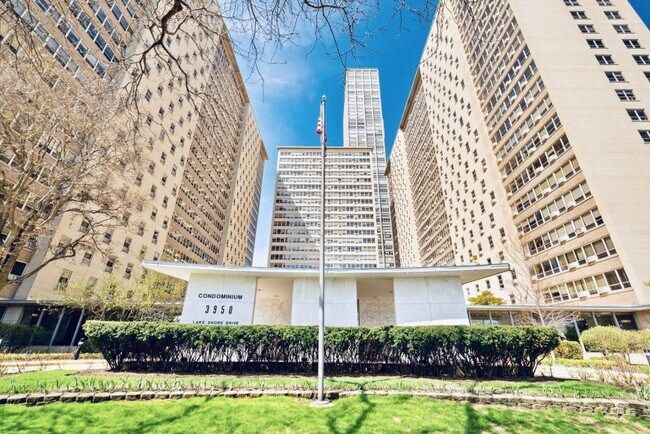 Building Photo - 2 bedroom in Chicago IL 60613 Unit 406B Rental