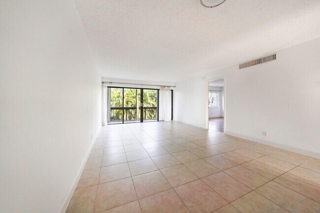 Photo - 3050 Presidential Way Unidad 205
