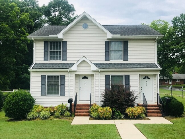 Building Photo - Modern & Traditional with Convenience