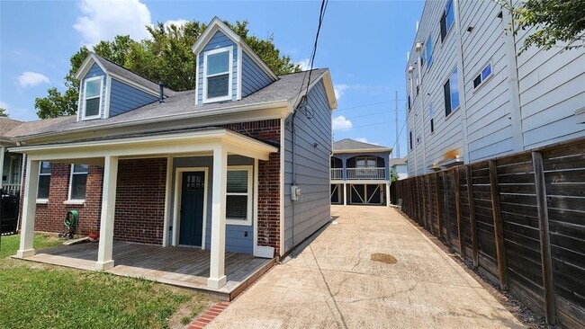 Photo - 1608 Crockett St House