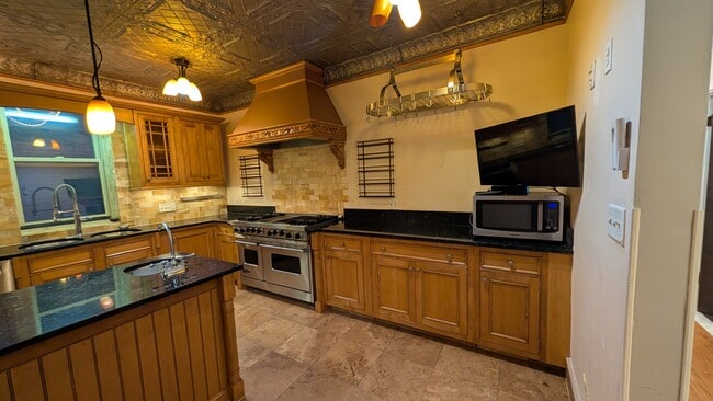 Kitchen with Viking stove - 4219 N Paulina St Unit 1G