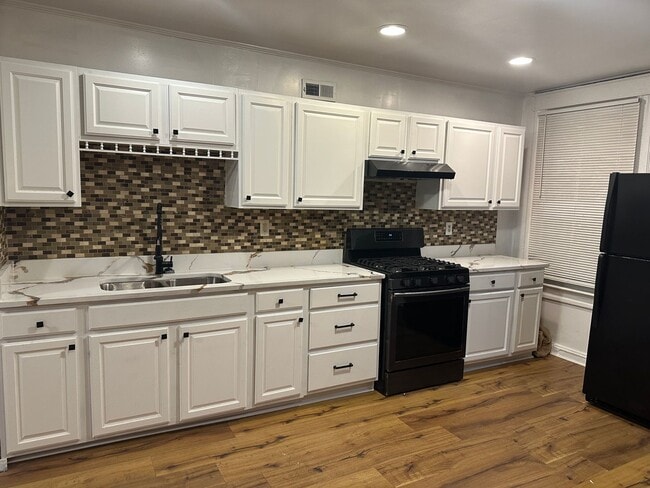 Photo - Spacious Rooms! Finished Basement! W/D Hook-Up!! Available Now!