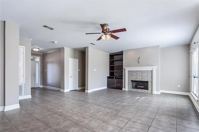 Photo - 724 Simpson Way