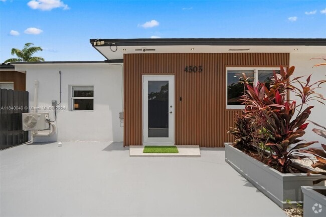 Building Photo - 4301 NW 4th St Unit B Rental