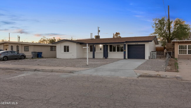 Photo - 513 Gilmore Way