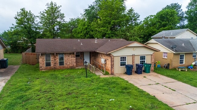 Building Photo - Charming 5 Bedroom House