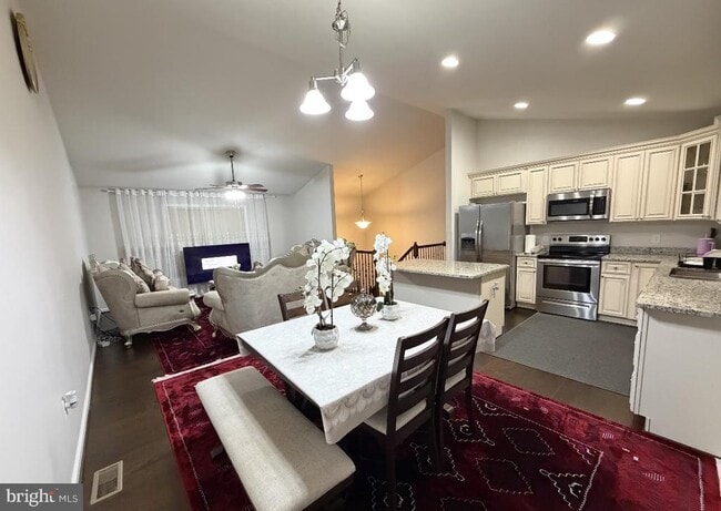 8 Howard Cir