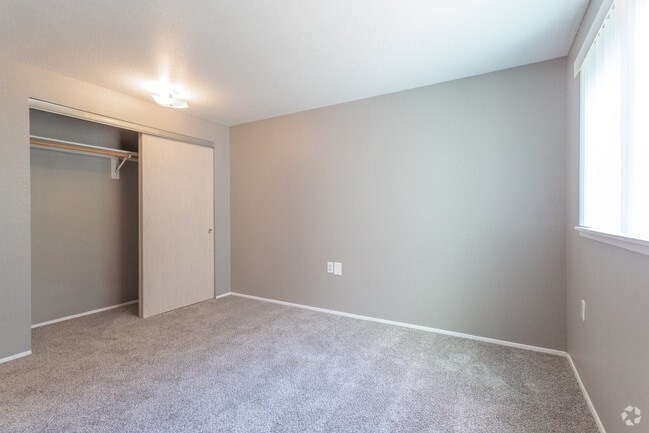 2BR, 1BA - 975 SF - L Shaped Layout
